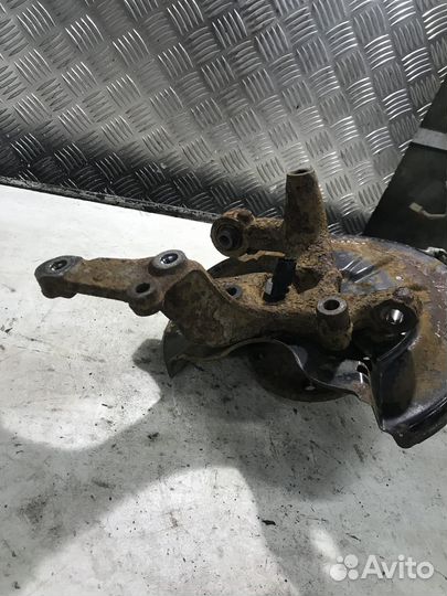 Кулак задний левый Skoda Octavia A5