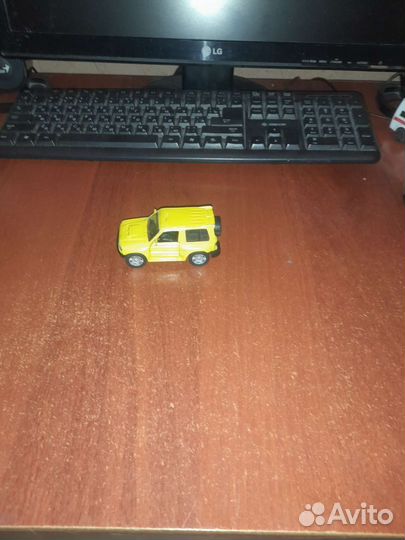 Жолтая машинка