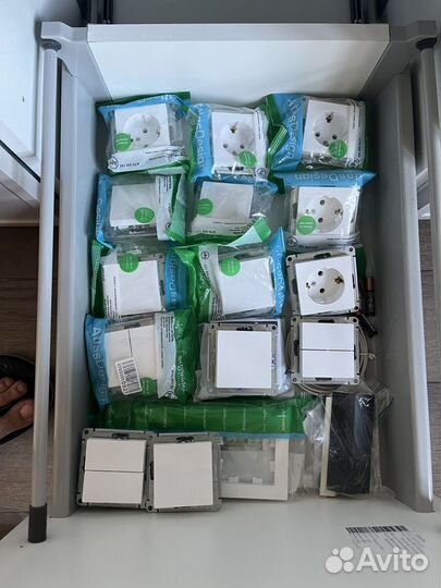 Розетка Schneider Electric с заземлением, белая