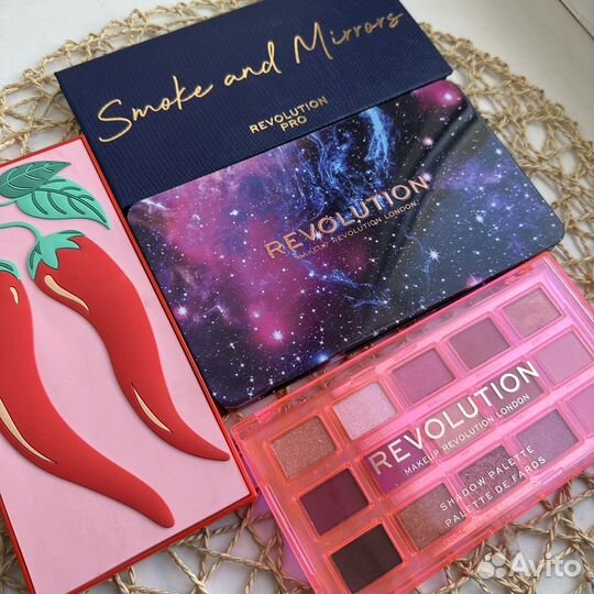 Палетки теней make up revolution