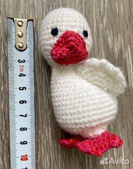 Игрушка гусенок амигуруми