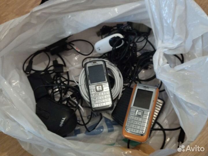 Телефон провода все вместе