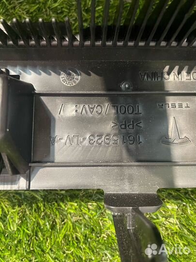 Кронштейн (крепление) правый Tesla Model Y 2023