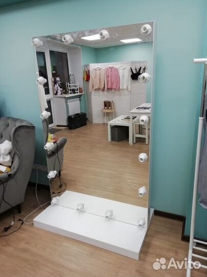 Зеркало напольное с лампами