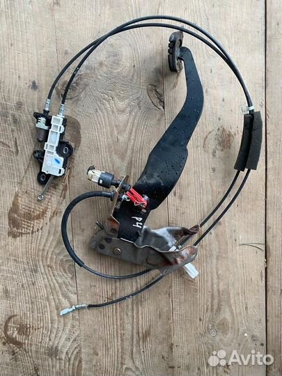 Mitsubishi Pajero 4 педаль тормоза