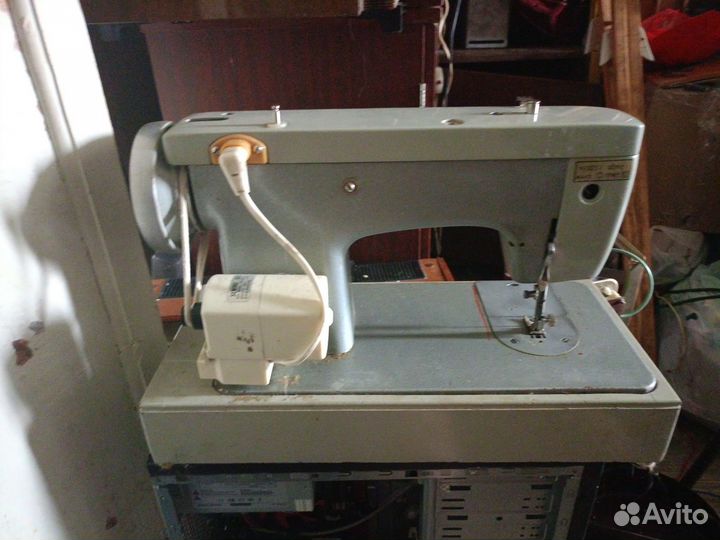 Швейная машина Чайка 142м