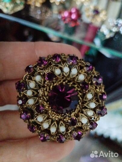 Брошь на брони