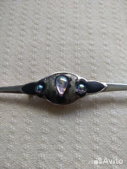 Брошь с натуральным гелиотисом. Англия. до 70 г