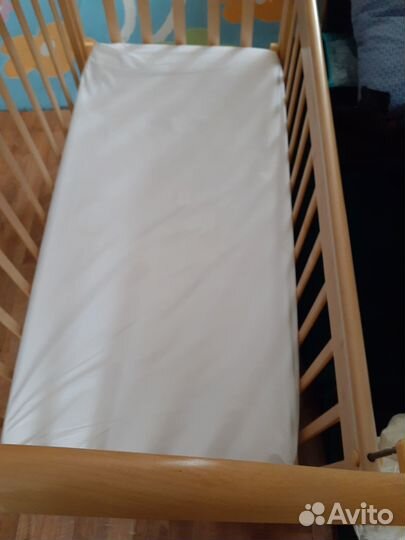 Детская кроватка и пеленальный комод