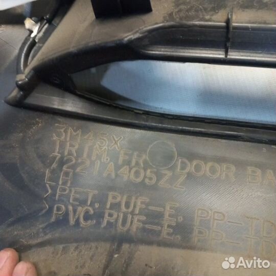 Обшивка двери передняя левая Mitsubichi Pajero 4