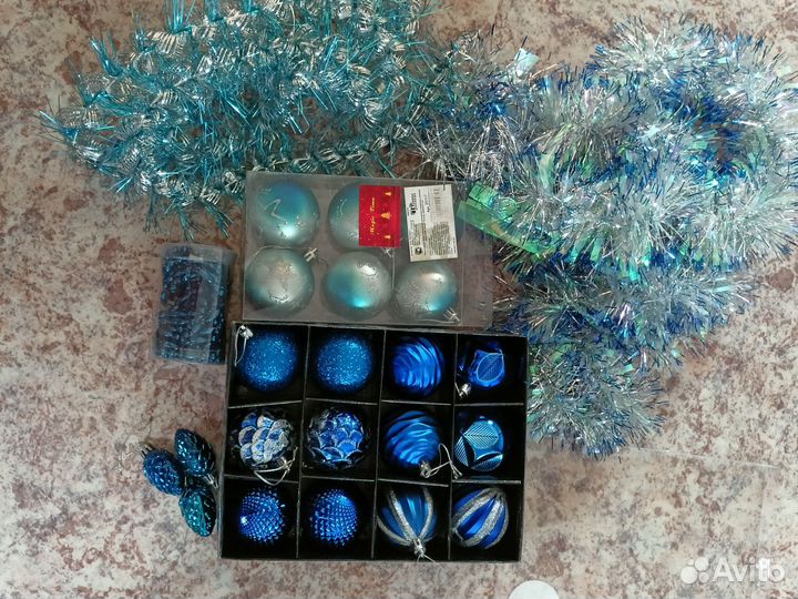 Ель с новогодними украшениями