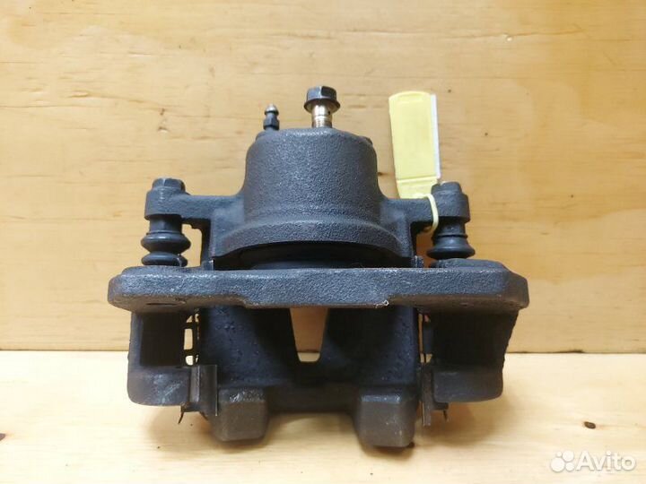 Суппорт передний левый Toyota Vitz NCP10 1nzfe