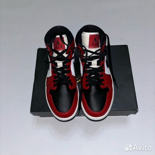 Air Jordan 1 Mid Chicago Black Toe