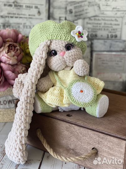 Зайчик из плюшевой пряжи