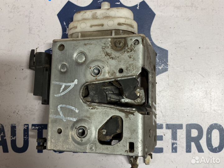 Замок двери передний левый Audi 8D1837015F