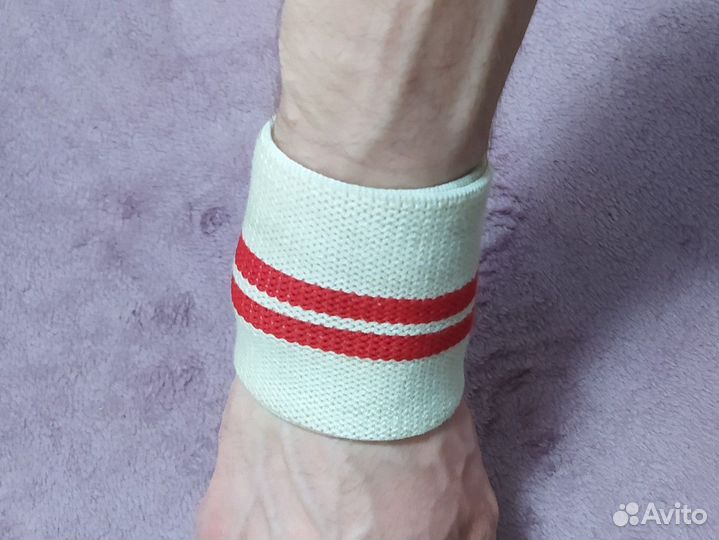 Спортивные перчатки и напульсник