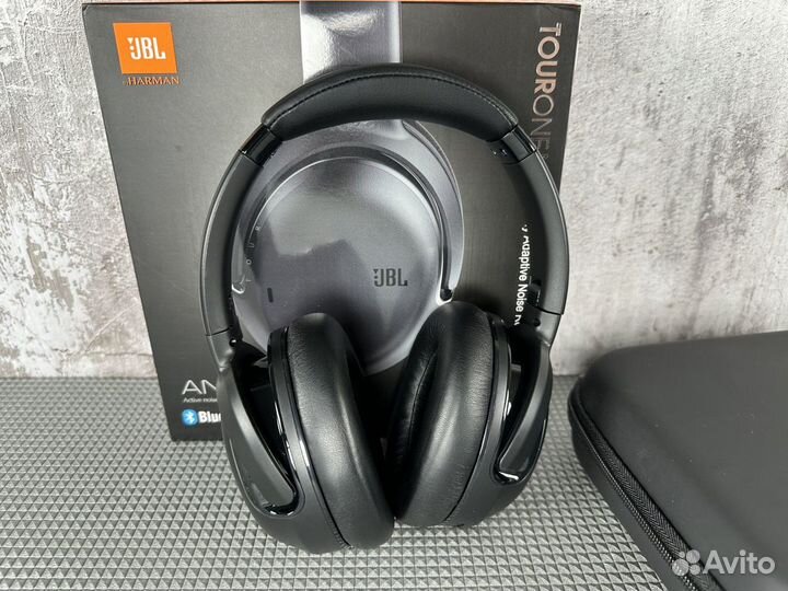 Черные наушники JBL Tour One M2