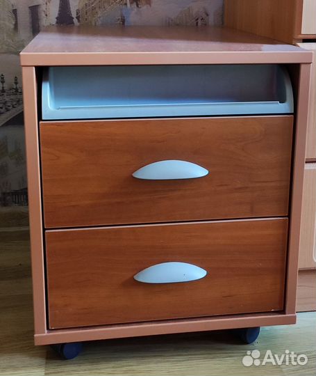 Тумба на колёсах к письменному столу Дэми