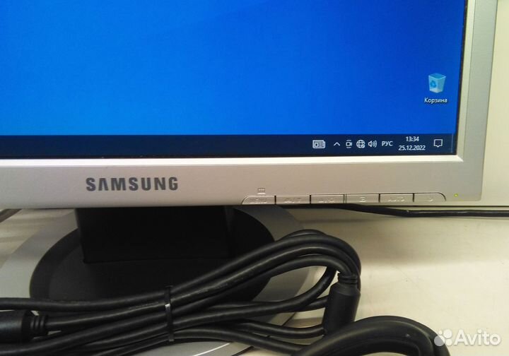 Монитор LCD 17'' Samsung. Кабели в комплекте