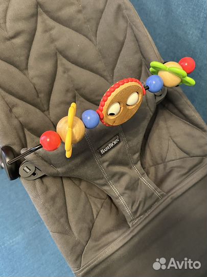 Шезлонг babybjorn с игрушкой оригинал