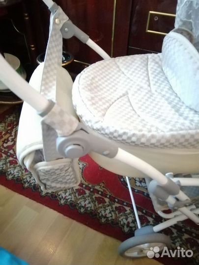 Кукольная коляска с куклой