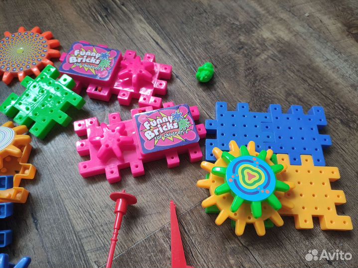 Пластиковый конструктор с шестерёнками