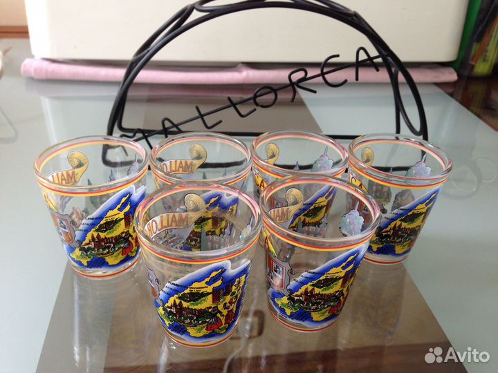 Ваза, бокалы и стеклянные игрушки