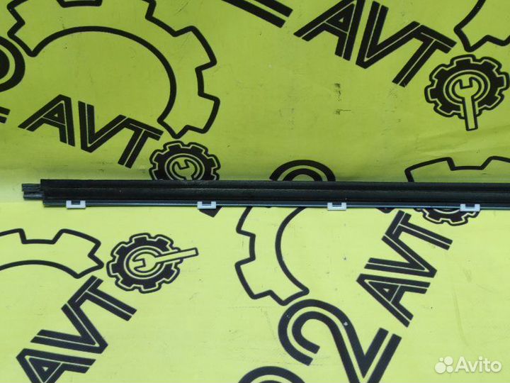 Молдинг стекла (на дверь) задний левый Lexus Gs350