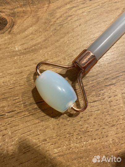 Ролик массажный для лица гуаша из лунного камня