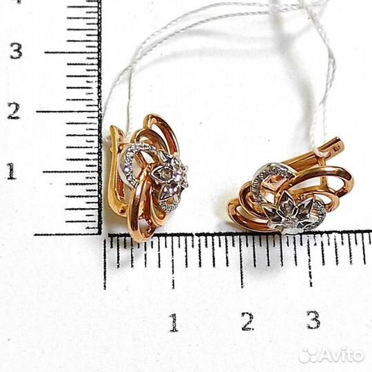 Золотые серьги с бриллиантом