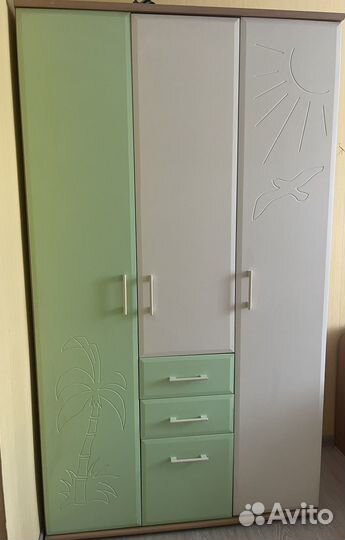 Детская кровать и шкаф