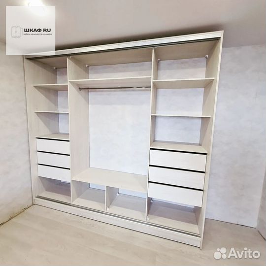 Шкаф распашной с полками