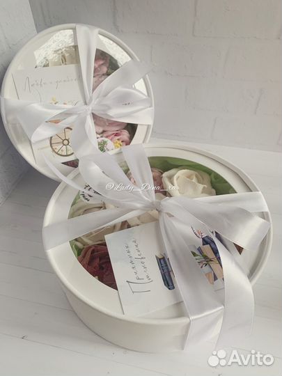 Зефирные цветы в шляпной коробке