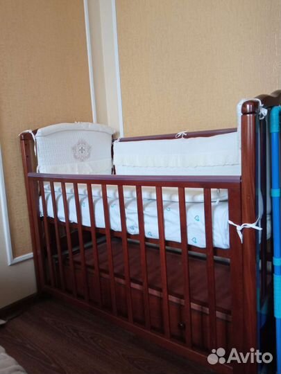 Детская кроватка с маятником и ящиком