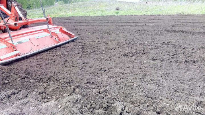 Вспашка земли японским минитрактором