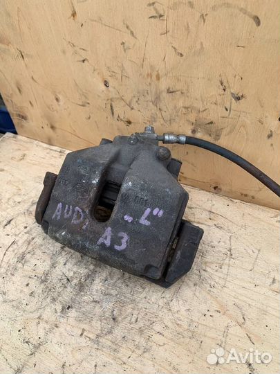 Суппорт тормозной Audi A3 8P передний левый