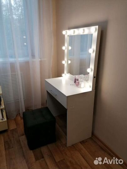 Гримерные комоды с лампами