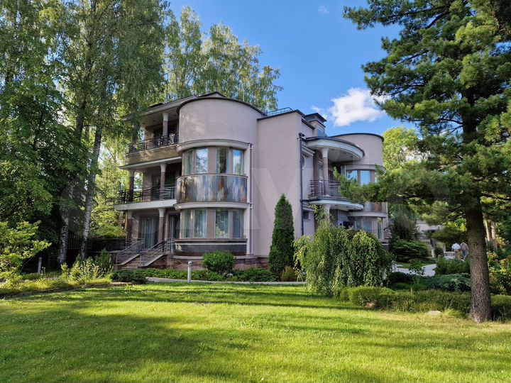 Дом 490 м² на участке 20 сот.