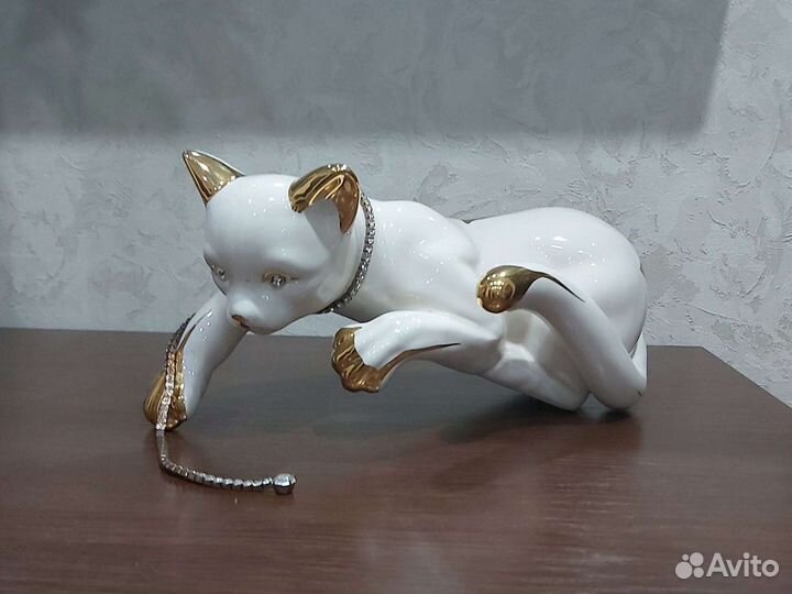 Фигура керамического котика с ошейником из камней