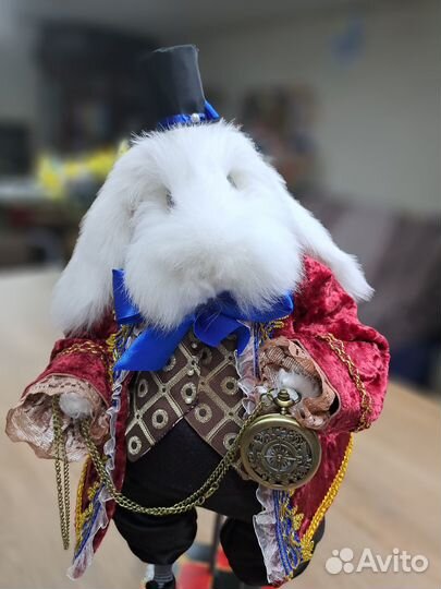 Белый кролик из Алисы в стране чудес