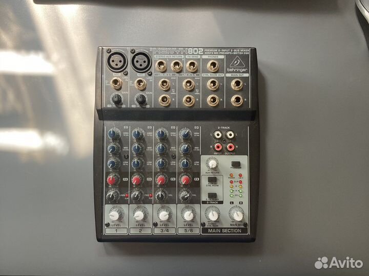 Микшерный пульт Behringer Xenyx 802
