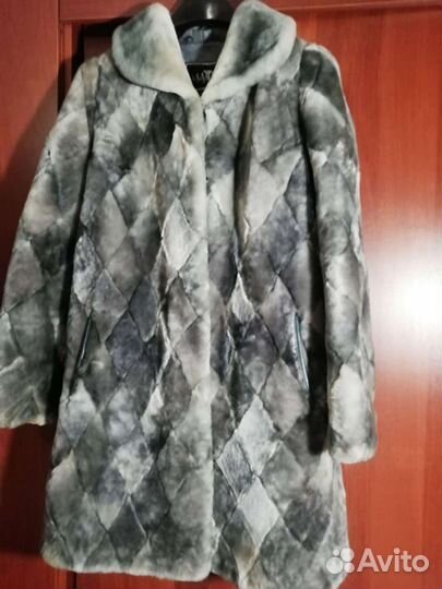 Шуба мутон. Длина 95 см. Серо голубая, практически