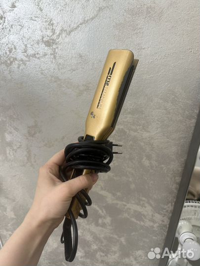 Утюг для мастера по реконструкции волос