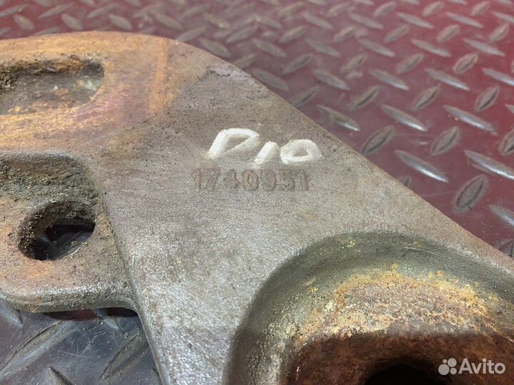 Кронштейн амортизатора нижний правый