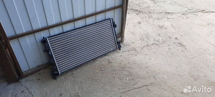 Радиатор охлаждения двигателя Volkswagen Polo 5