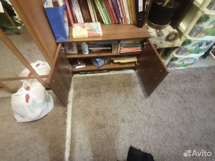 Книжный шкаф