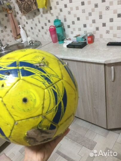 Футбольный мяч погрызла собака не сдуваится