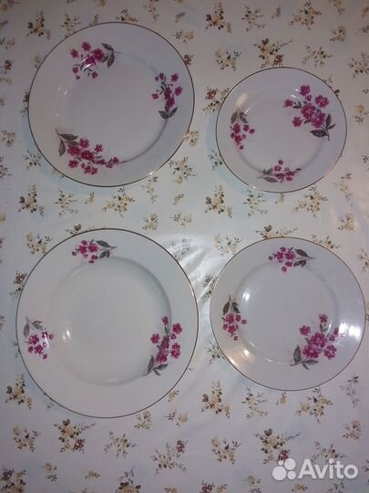 Набор из 4 тарелок, новые