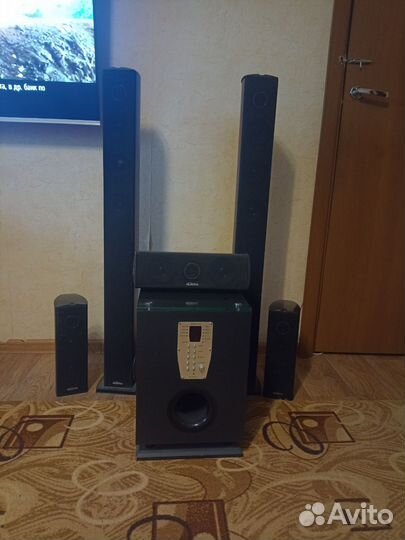 Система звука 5.1 работает от шнуров