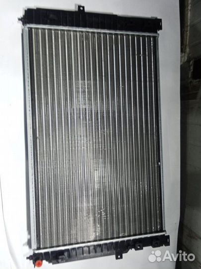 Радиатор охлаждения двигателя Volkswagen Passat B5